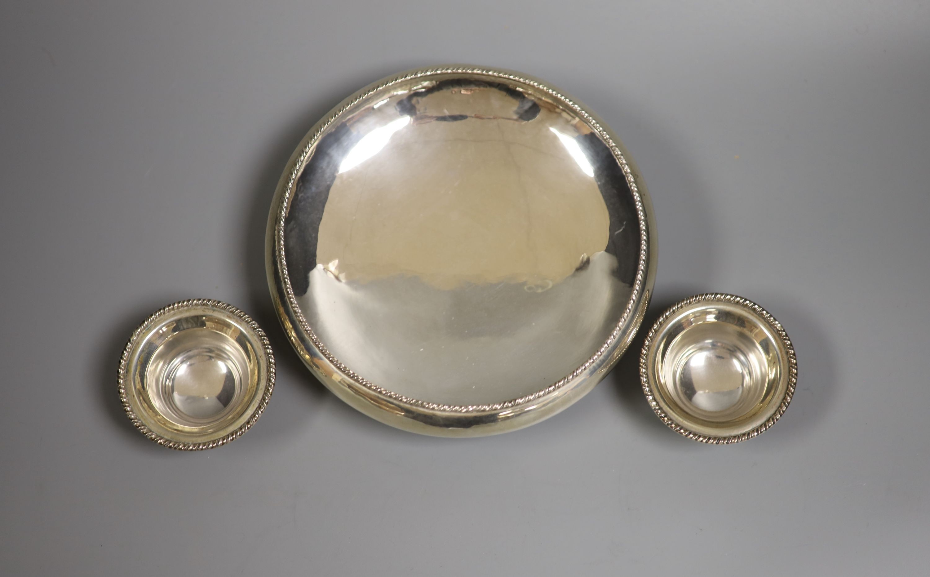 A Continental 800 standard silver bowl and a pair of salts, 9oz.